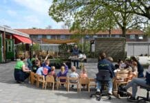 imker Henk (83) leert kinderen van Wiedewei Puttershoek alles over bijen