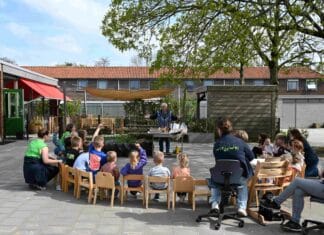 imker Henk (83) leert kinderen van Wiedewei Puttershoek alles over bijen