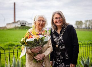 Eeuwfeest in ’s-Gravendeel: mevrouw De Haan-van de Graaf viert 100e verjaardag