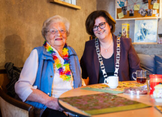 Bloemen en bonbons voor 100-jarige mevrouw Herweijer-Bos