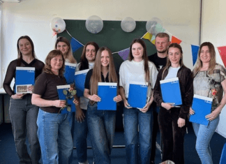 9 Oekraïners werkzaam bij de Notenshop uit Strijen slagen voor Nederlandse taalcursus door de Gemeente Hoeksche Waard!