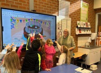 Juf Marja (80) verrast op basisschool De Parel in Strijen