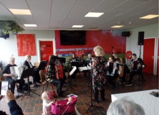 Feestelijke middag bij Seniorenvereniging Klaaswaal met accordeonmuziek