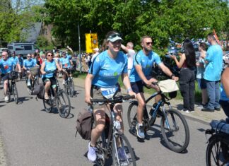 Hoeksche Waardse Roparun-teams feestelijk onthaald in Numansdorp
