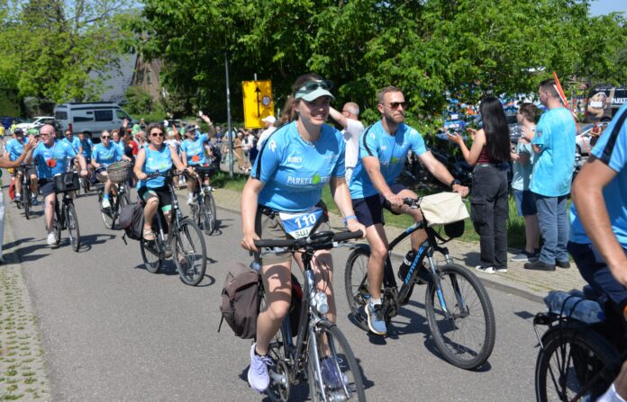 Hoeksche Waardse Roparun-teams feestelijk onthaald in Numansdorp