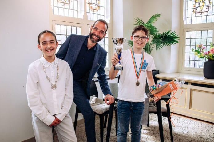 Senne Lagerburg wint de Hoeksche Verhalenwedstrijd