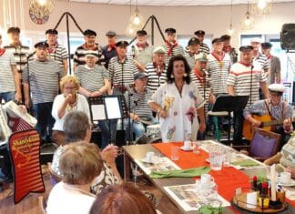 Vrouwen van Numansdorp genieten van optreden Shantykoor in De Buitensluis