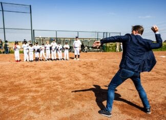 Vernieuwde sportvelden Blue Hitters in Maasdam officieel geopend