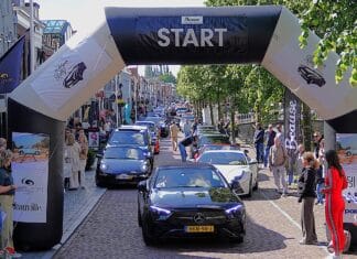 Supercars en klassiekers trekken veel bekijks in West-Voorstraat van Oud-Beijerland