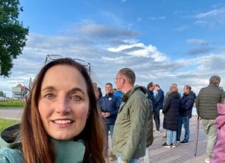 Tania Heimans bezoekt bewoners over woningbouwplan Dorp aan het Water in ’s-Gravendeel