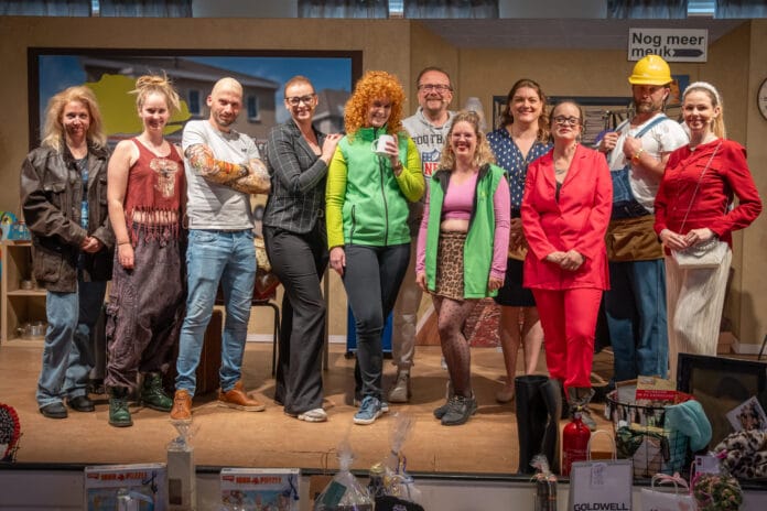 Uitverkochte avonden voor Toneelgroep Alles Waard met “Puinhoop in de Kringloop”