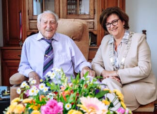 Bloemen voor 100-jarige meneer Verhagen uit Piershil