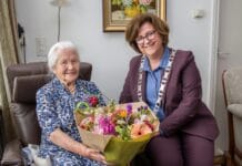 100-jarige mevrouw Prins verrast met bloemen van burgemeester Witte