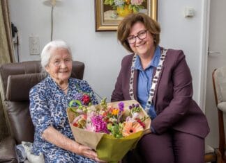 100-jarige mevrouw Prins verrast met bloemen van burgemeester Witte