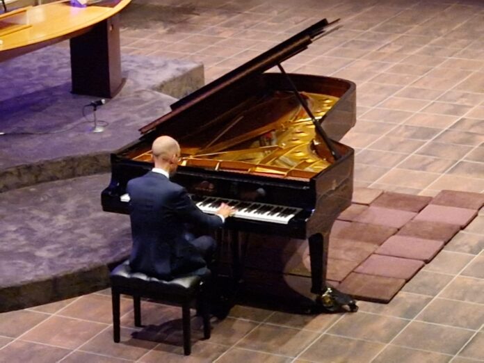 Extra pianoconcert in de Gereformeerde kerk Puttershoek: Jaap Eilander opnieuw naar Hoeksche Waard