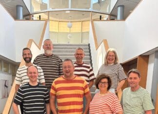 Laatste collegevergadering voor René Peters in Hoeksche Waard: collega’s verrassen hem met gestreepte shirts