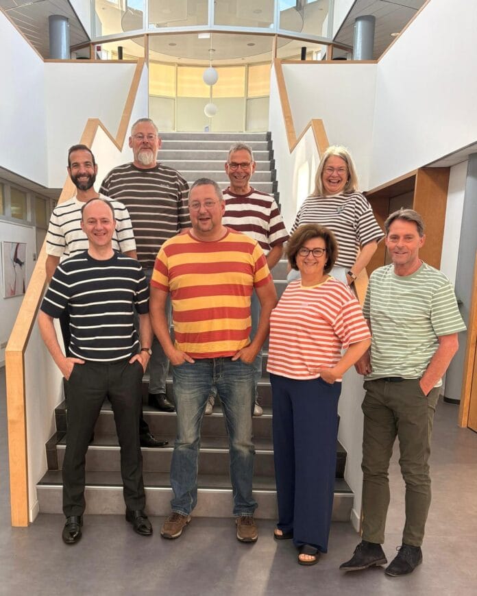 Laatste collegevergadering voor René Peters in Hoeksche Waard: collega’s verrassen hem met gestreepte shirts