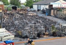 Tientallen brommobielen verwoest bij brand bij Riminicars in Numansdorp