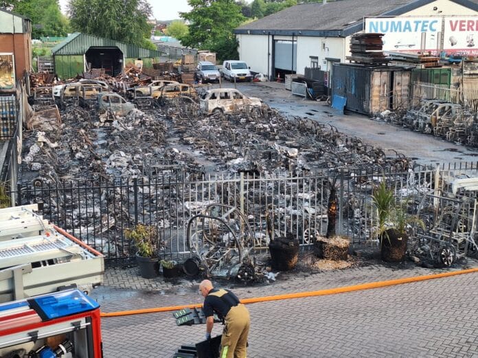 Tientallen brommobielen verwoest bij brand bij Riminicars in Numansdorp
