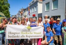 Cheques voor Stichting Ambulance Wens en Hospice Hoeksche Waard tijdens Roparun in Oud-Beijerland
