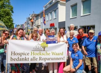 Cheques voor Stichting Ambulance Wens en Hospice Hoeksche Waard tijdens Roparun in Oud-Beijerland