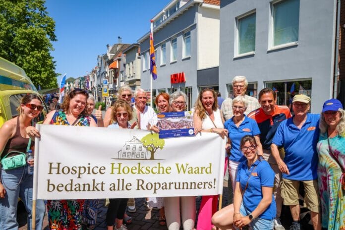 Cheques voor Stichting Ambulance Wens en Hospice Hoeksche Waard tijdens Roparun in Oud-Beijerland
