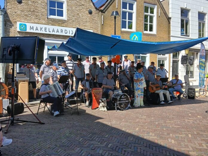 Shantykoor geeft Roparun-deelnemers extra energie in Oud-Beijerland