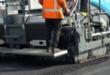 Asfaltwerkzaamheden aan Langeweg in Oud-Beijerland op 9 juni