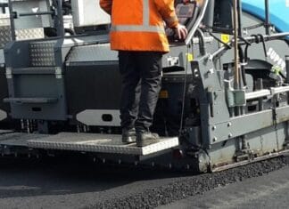 Asfaltwerkzaamheden aan Langeweg in Oud-Beijerland op 9 juni