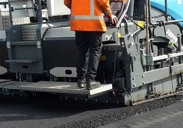 Asfaltwerkzaamheden aan Langeweg in Oud-Beijerland op 9 juni