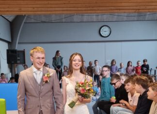 Meester Stijn verrast door leerlingen op zijn trouwdag in ’s-Gravendeel