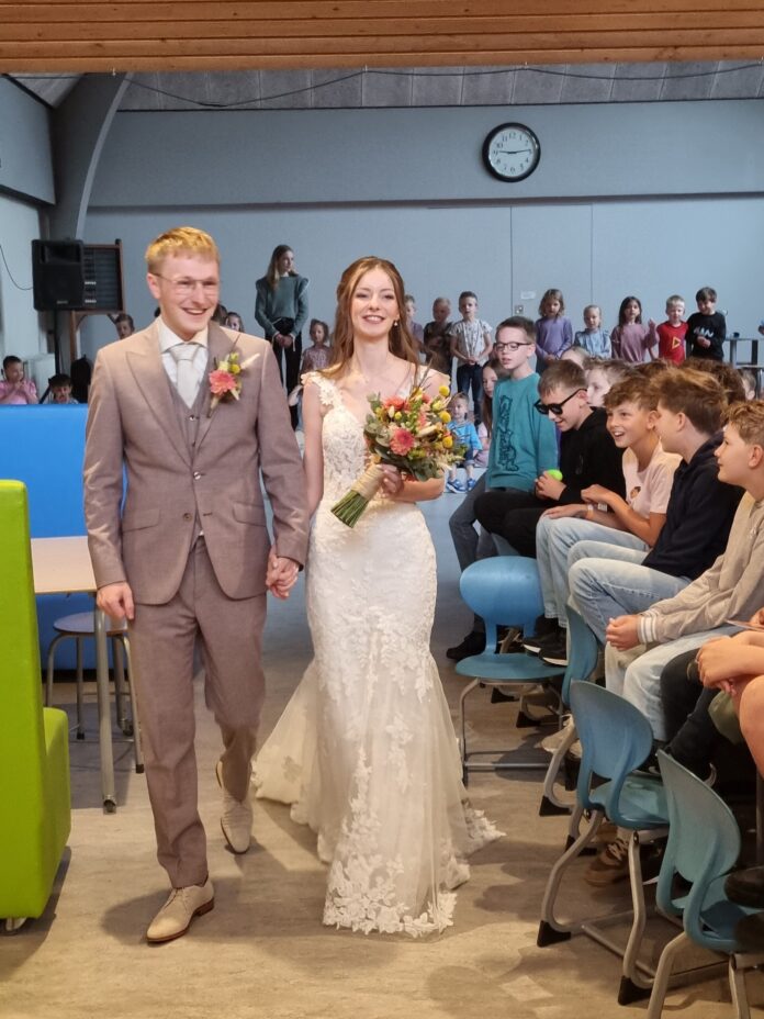 Meester Stijn verrast door leerlingen op zijn trouwdag in ’s-Gravendeel