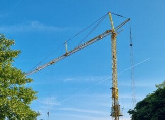 Warm, warmer, warmst op De Bouwsteen: dakrenovatie trotseert tropische hitte