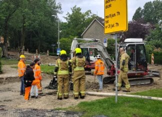 Gasleiding geraakt bij werkzaamheden in Oud-Beijerland, hulpdiensten massaal ter plaatse