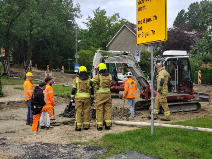 Gasleiding geraakt bij werkzaamheden in Oud-Beijerland, hulpdiensten massaal ter plaatse