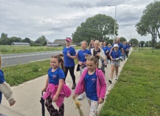 Leerlingen de Bouwsteen lopen de Biwanto