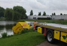 DHL-busje te water in Oud-Beijerland, pakketjes mogelijk vertraagd