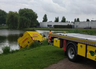 DHL-busje te water in Oud-Beijerland, pakketjes mogelijk vertraagd