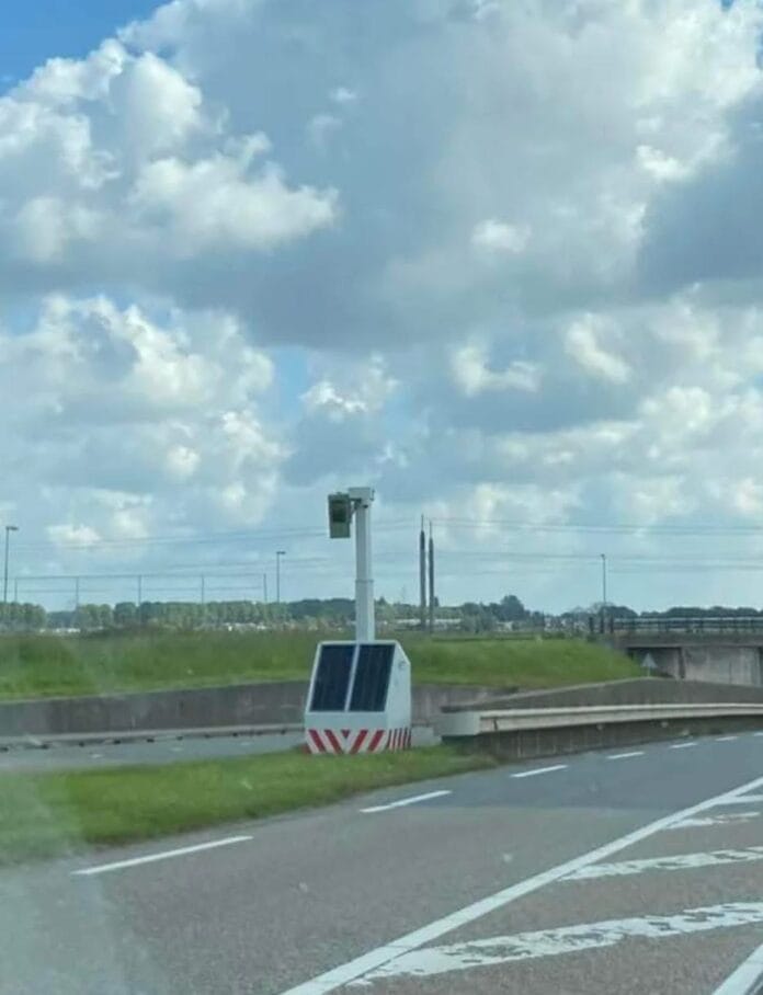 Flitsers opgesteld bij HSL-viaduct op de N217 bij Maasdam