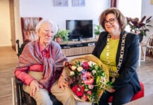 102-jarige mevrouw Maelsaeke uit Oud-Beijerland in het zonnetje gezet