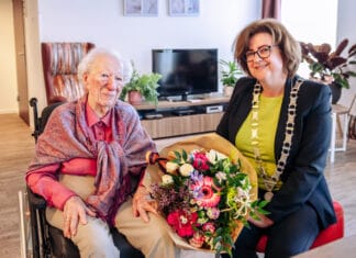 102-jarige mevrouw Maelsaeke uit Oud-Beijerland in het zonnetje gezet