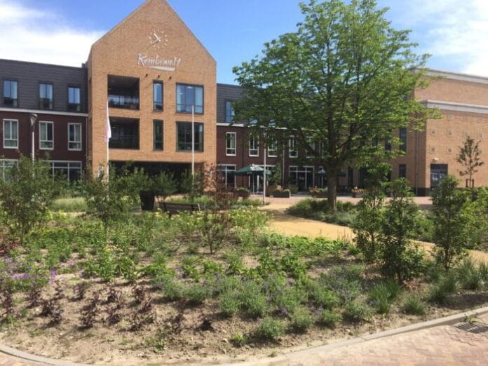 Joel Kruisselbrink van Bewegen is Leven te gast op bijzondere middag in woonzorglocatie De Rembrandt in Oud-Beijerland