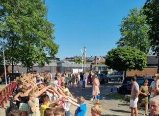 Met een erehaag en luid applaus neemt De Bouwsteen afscheid van groep 8