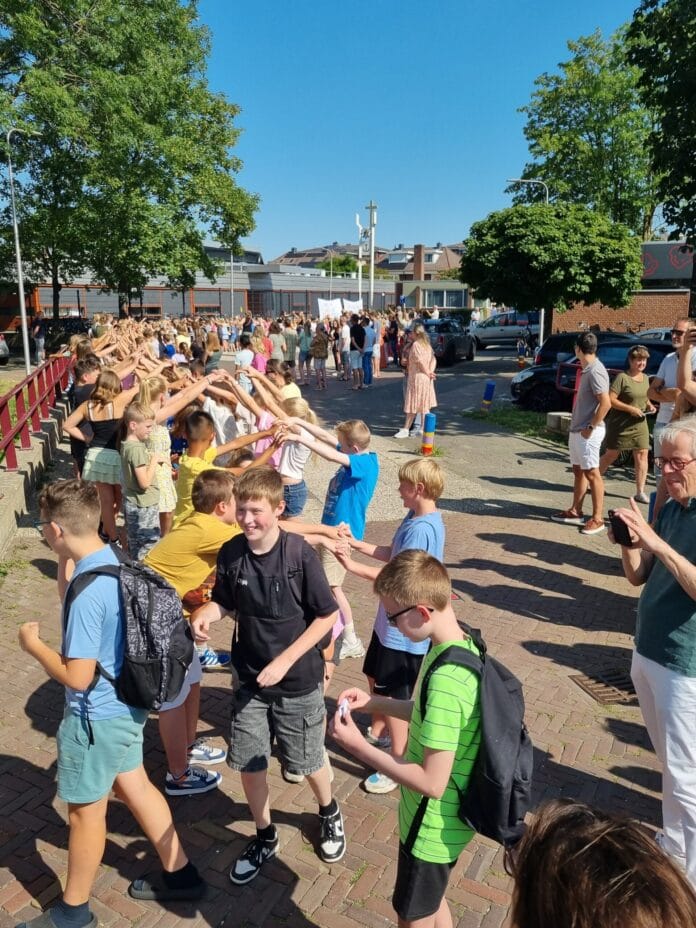 Met een erehaag en luid applaus neemt De Bouwsteen afscheid van groep 8